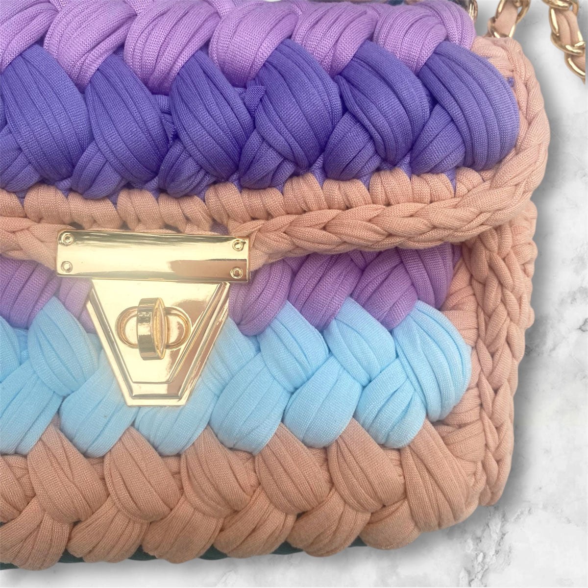 Borsa in fettuccia personalizzabile con ciondolo iniziale a righe colorate pastello