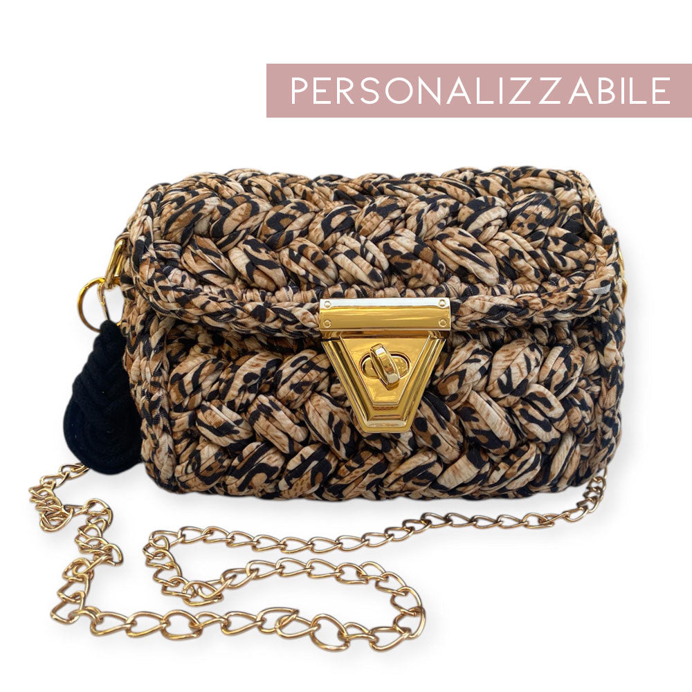 Borsa in fettuccia maculata all'uncinetto personalizzata con ciondolo iniziale