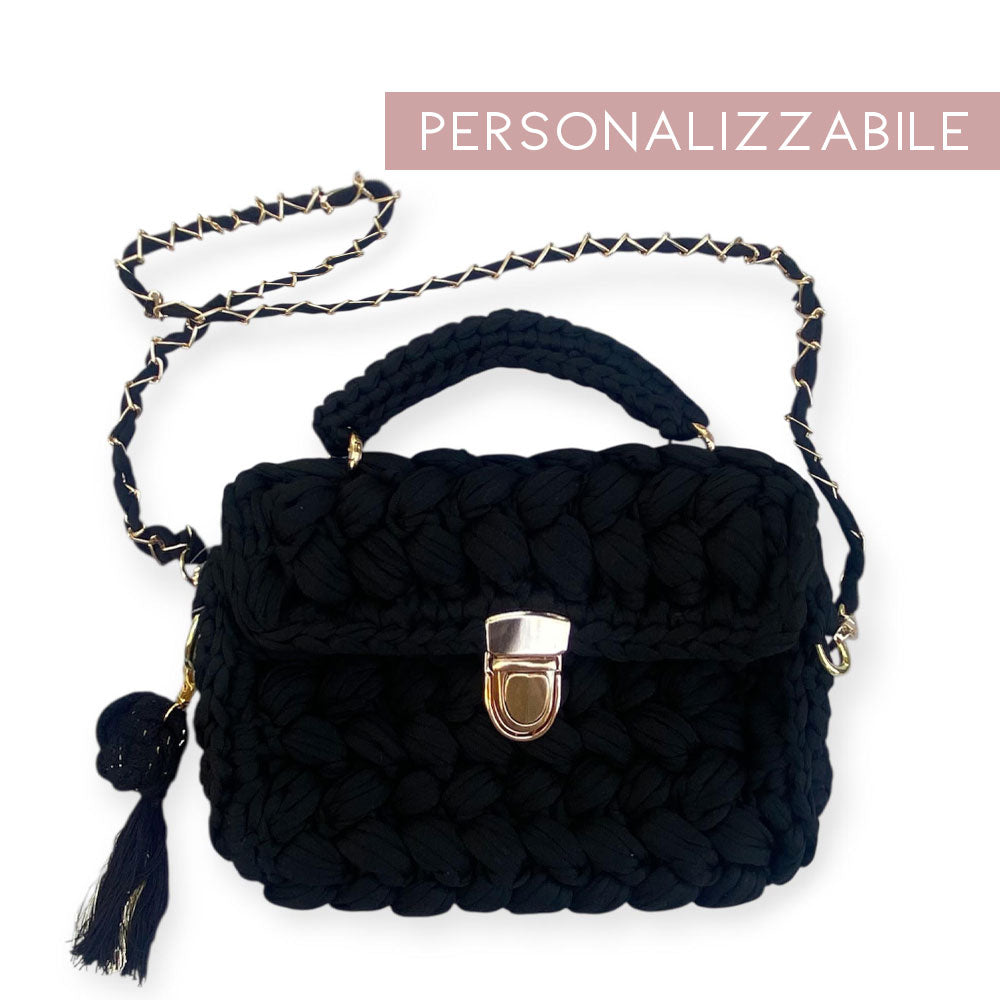 Borsa nera in fettuccia all'uncinetto personalizzata con ciondolo iniziale