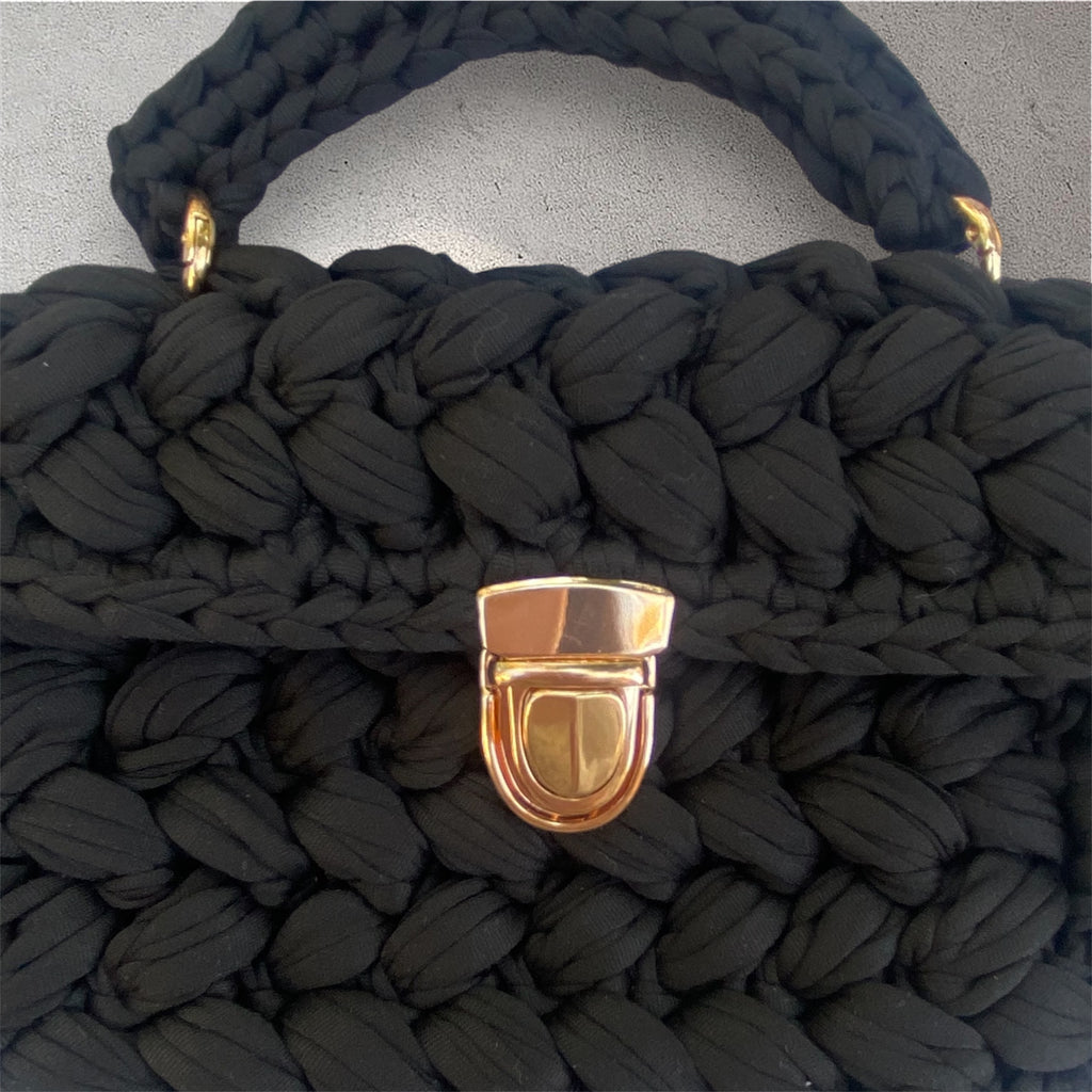 Borsa nera in fettuccia all'uncinetto personalizzata con ciondolo iniziale