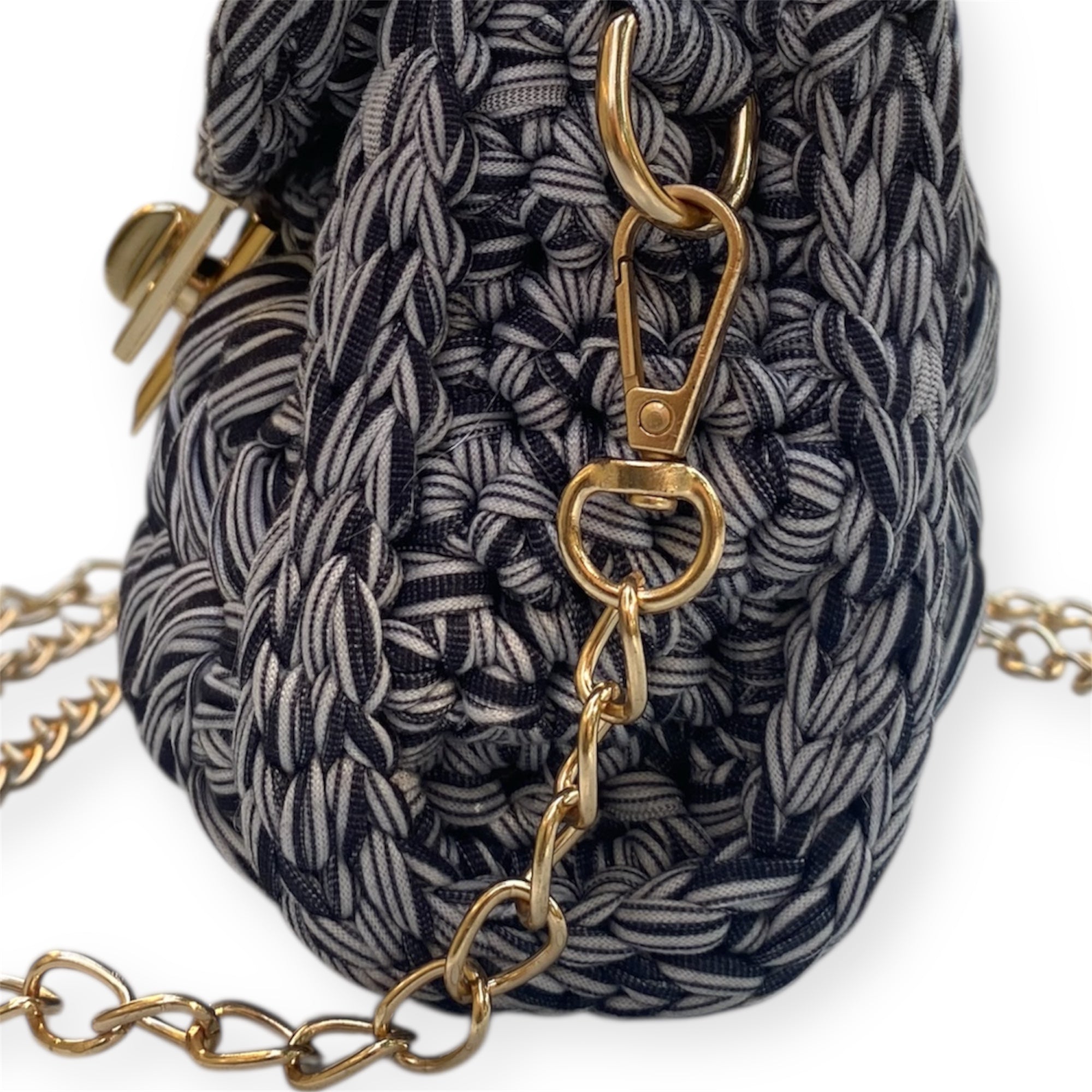 Borsa in fettuccia righe bianco nero all'uncinetto personalizzata con ciondolo iniziale