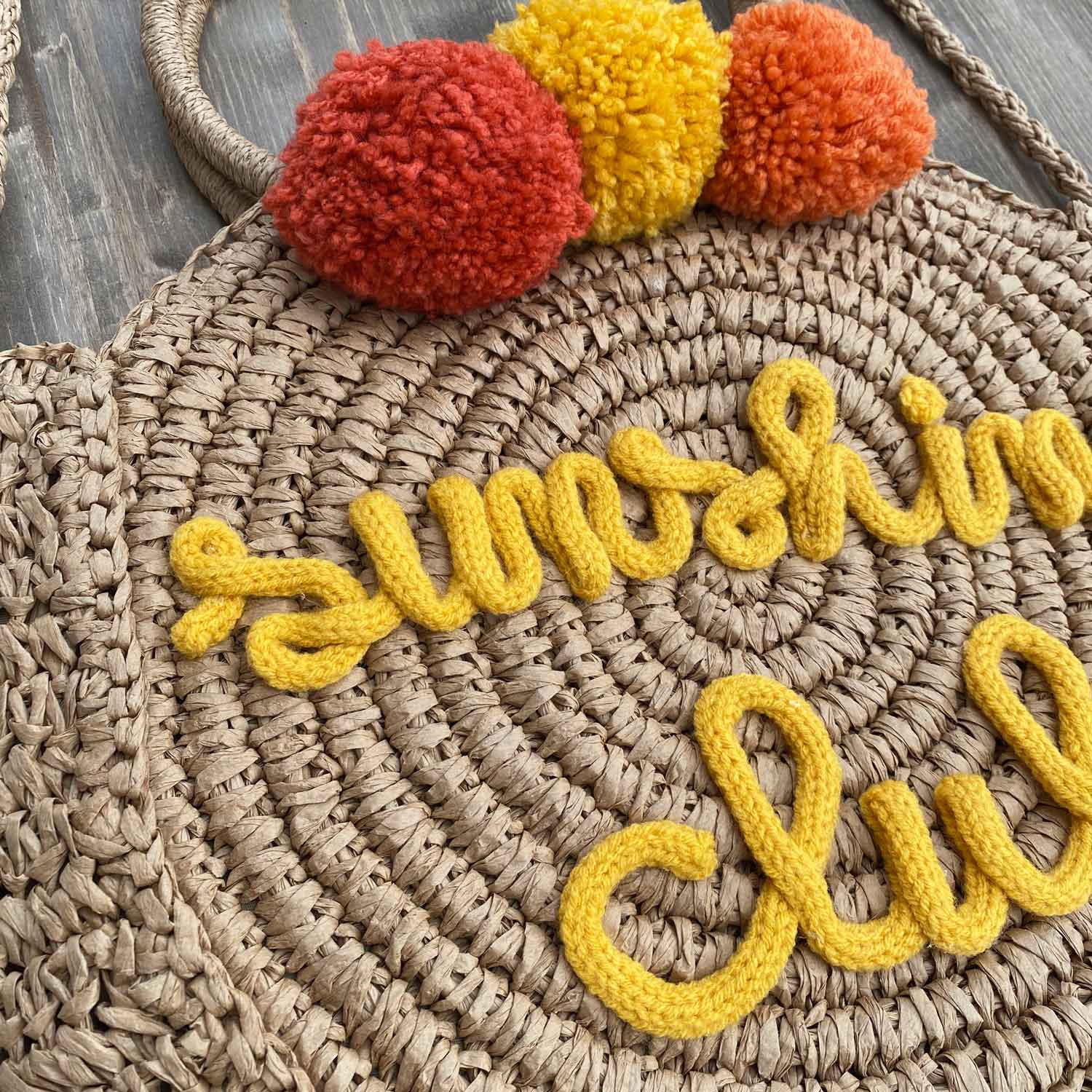 Borsa in paglia rotonda con scritta personalizzata
