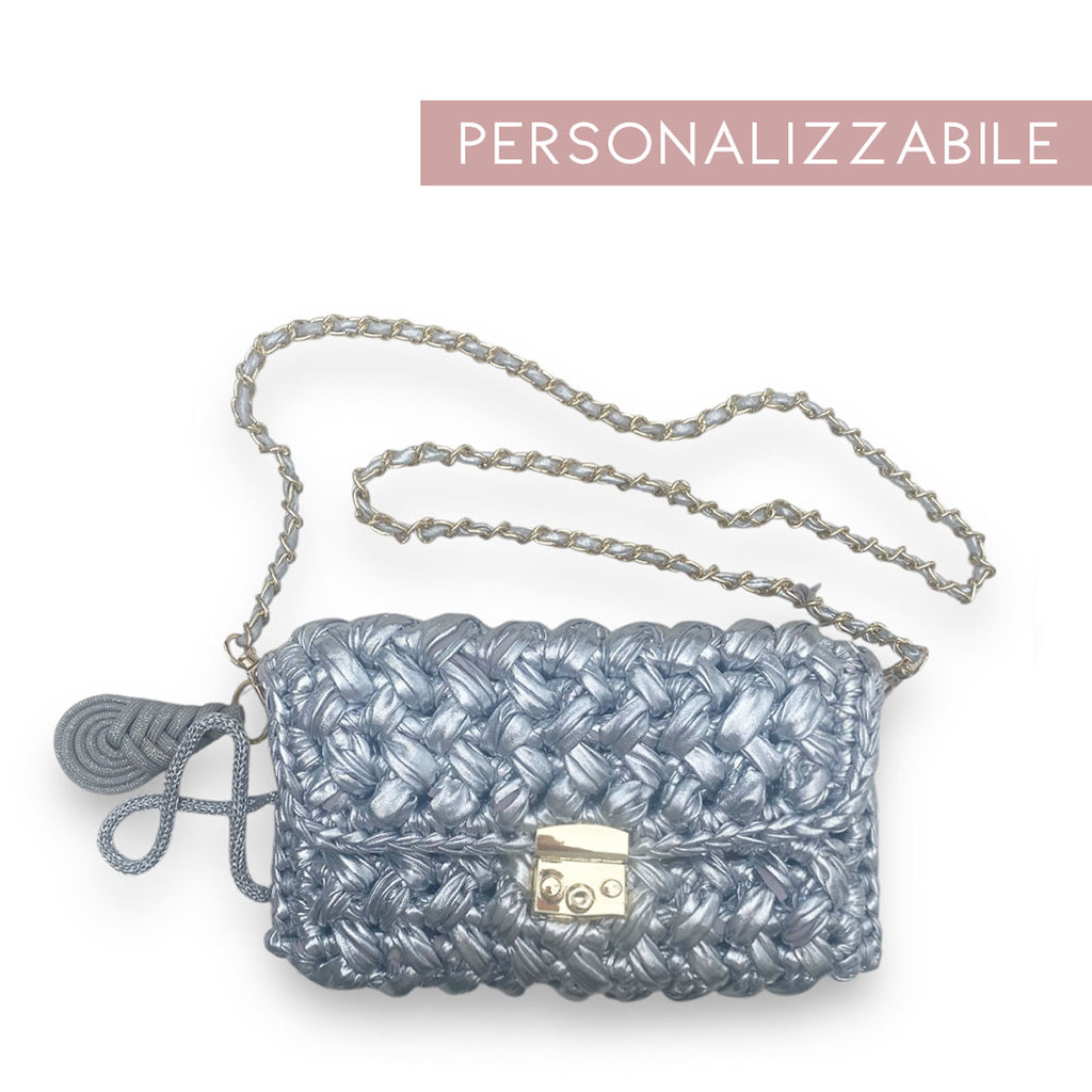 Borsa pochette in fettuccia argento con ciondolo charm iniziale personalizzato