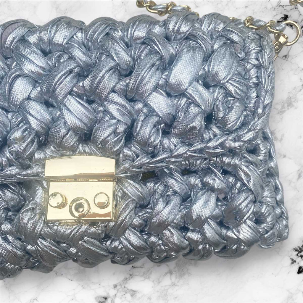 Borsa pochette in fettuccia argento con ciondolo charm iniziale personalizzato