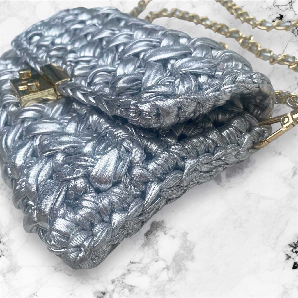 Borsa pochette in fettuccia argento con ciondolo charm iniziale personalizzato