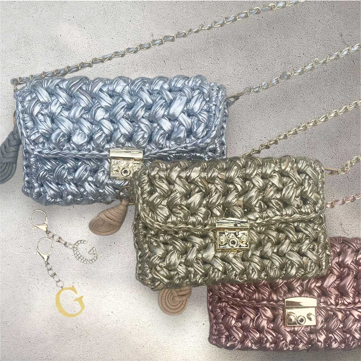 Borsa pochette in fettuccia metallizzata con ciondolo charm iniziale personalizzato