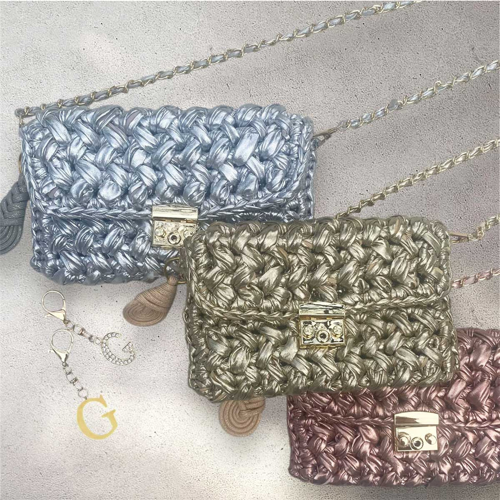 Borsa pochette in fettuccia metallizzata con ciondolo charm iniziale personalizzato