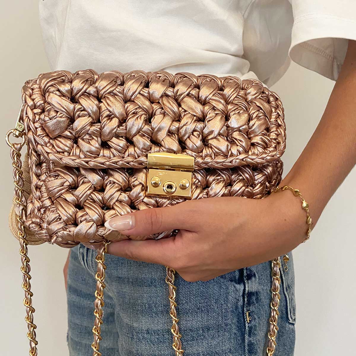 Borsa pochette in fettuccia metallizzata con ciondolo charm iniziale personalizzato