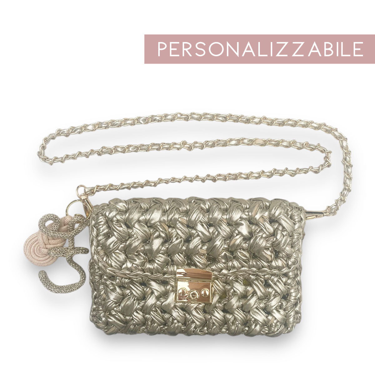 Borsa pochette in fettuccia oro con ciondolo charm iniziale personalizzato