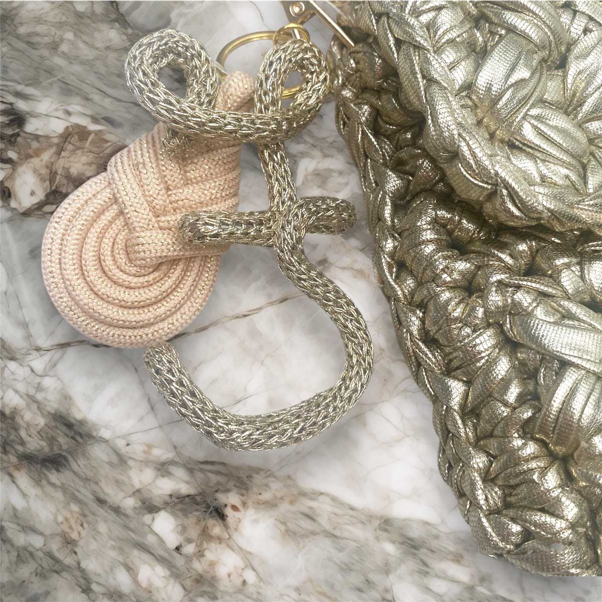 Borsa pochette in fettuccia oro con ciondolo charm iniziale personalizzato