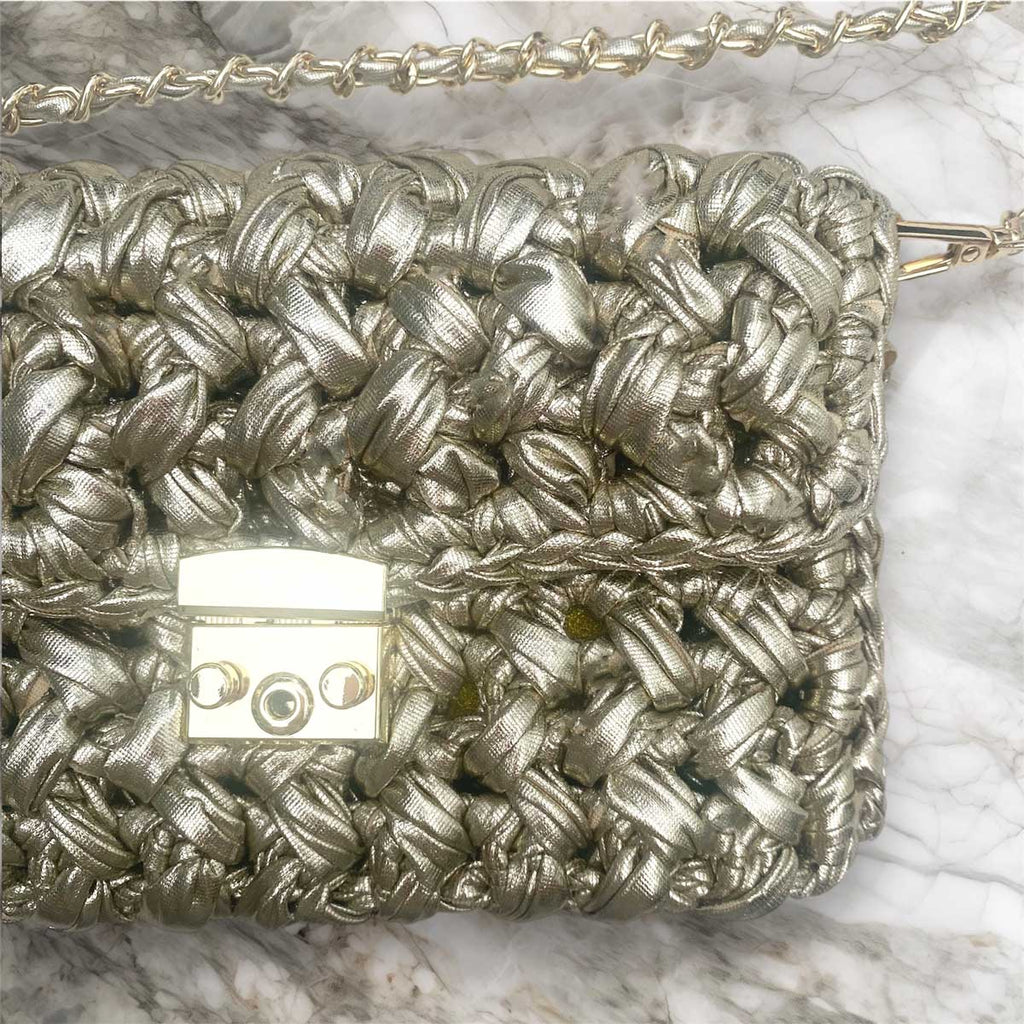Borsa pochette in fettuccia oro con ciondolo charm iniziale personalizzato