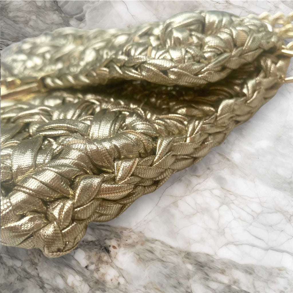 Borsa pochette in fettuccia oro con ciondolo charm iniziale personalizzato