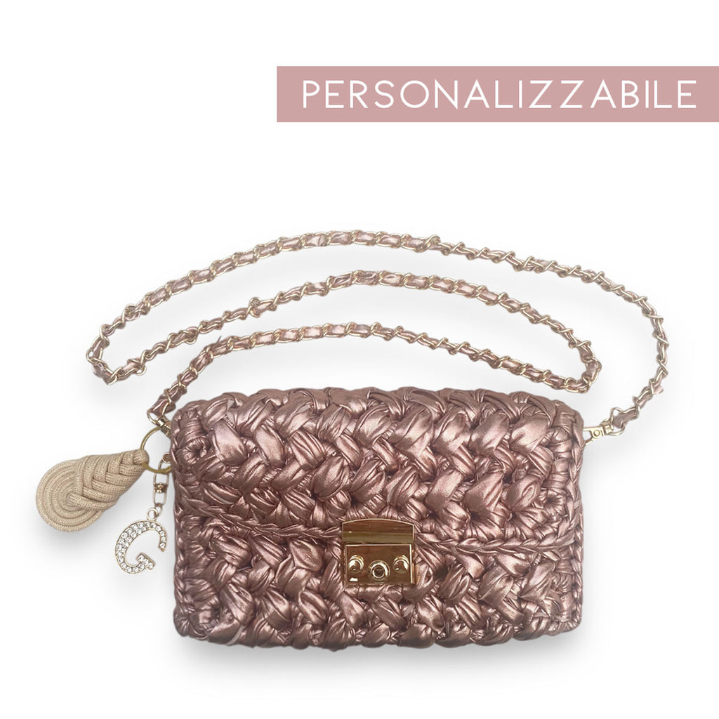 Borsa pochette in fettuccia oro rosa con ciondolo charm iniziale personalizzato