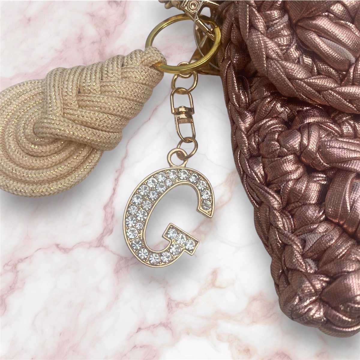 Borsa pochette in fettuccia oro rosa con ciondolo charm iniziale personalizzato