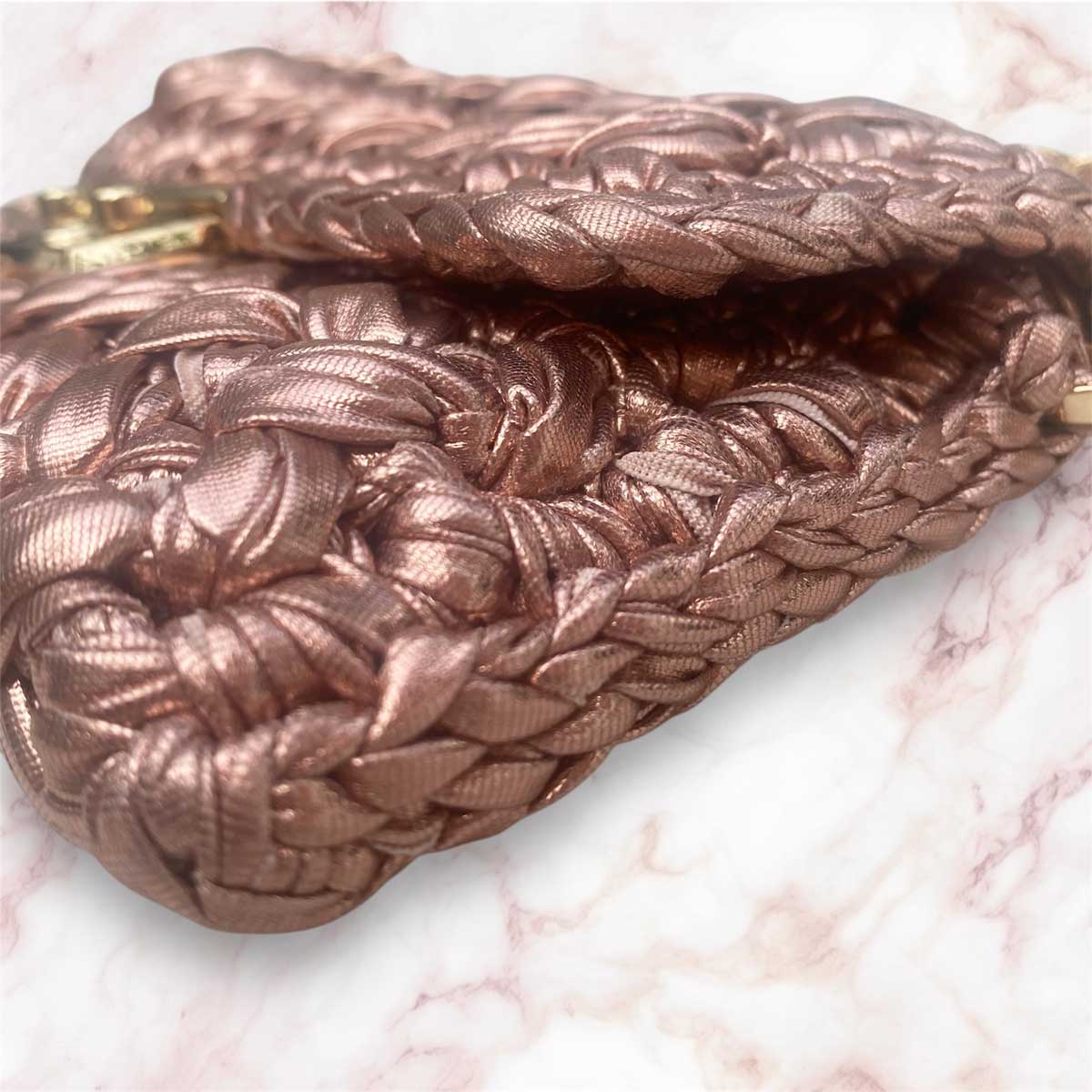 Borsa pochette in fettuccia oro rosa con ciondolo charm iniziale personalizzato