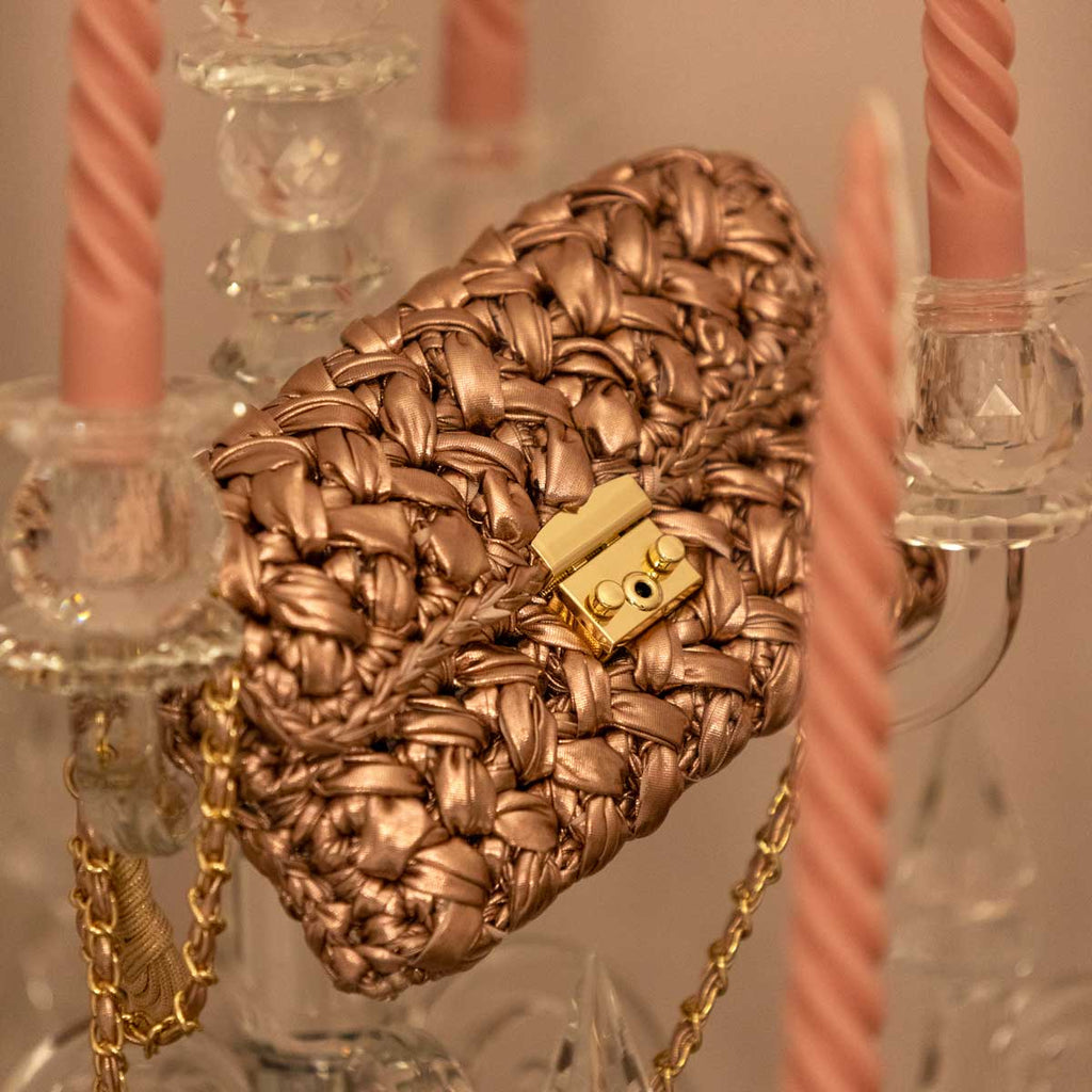 Borsa pochette all'uncinetto in fettuccia metallizzata oro rosa