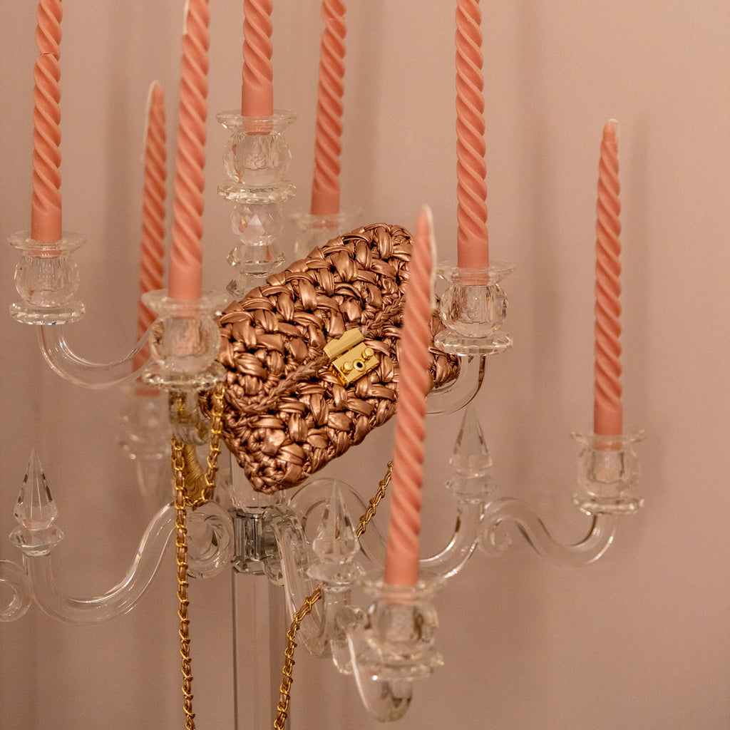 Borsa pochette all'uncinetto in fettuccia metallizzata oro rosa