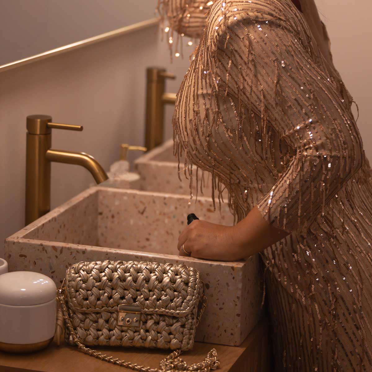 Borsa pochette all'uncinetto in fettuccia metallizzata oro rosa