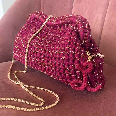 Clutch all'uncinetto in fettuccia bordeaux e lurex oro