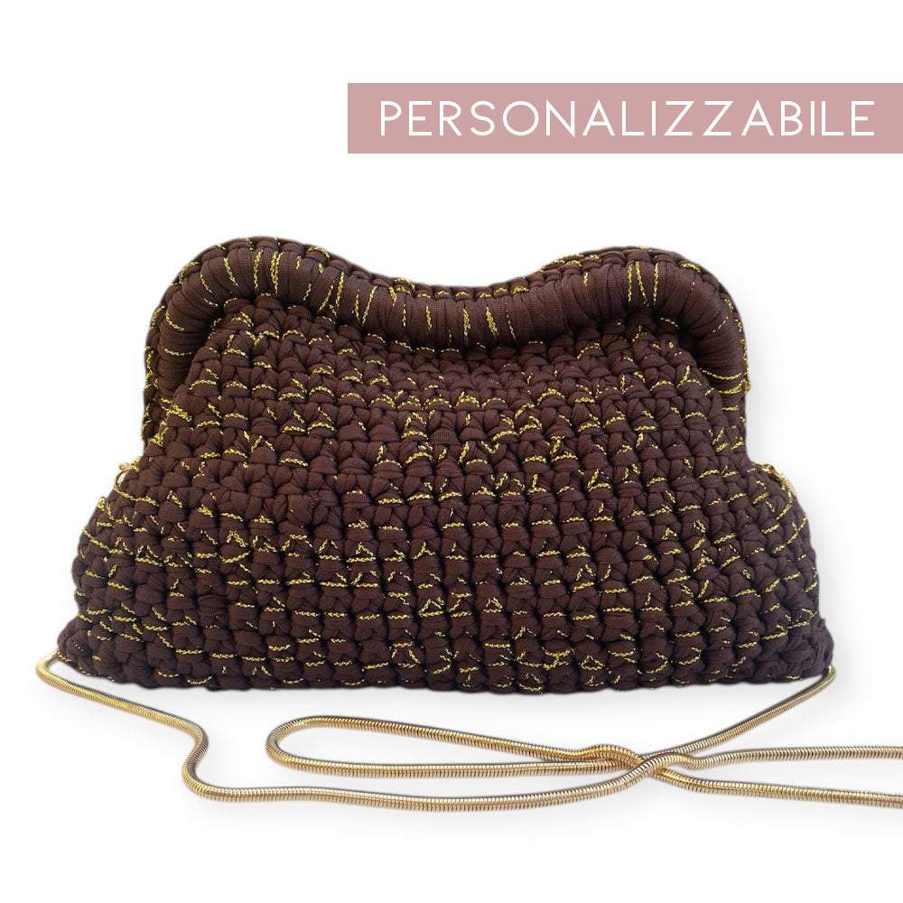 Clutch in fettuccia all'uncinetto marrone con filo lurex oro