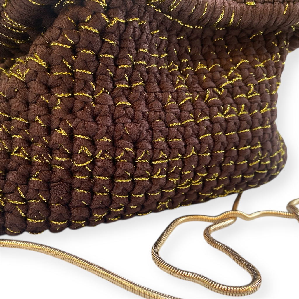 Clutch in fettuccia all'uncinetto marrone con filo lurex oro