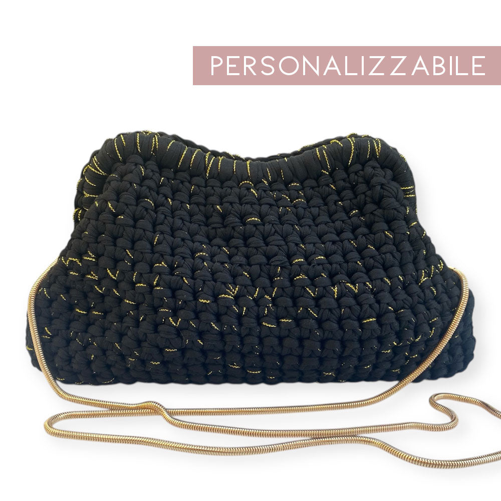 Clutch in fettuccia all'uncinetto nera con filo lurex oro