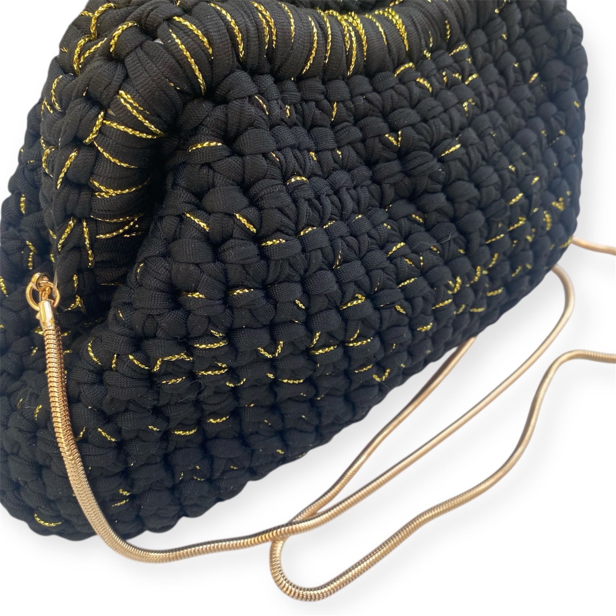 Clutch in fettuccia all'uncinetto nera con filo lurex oro