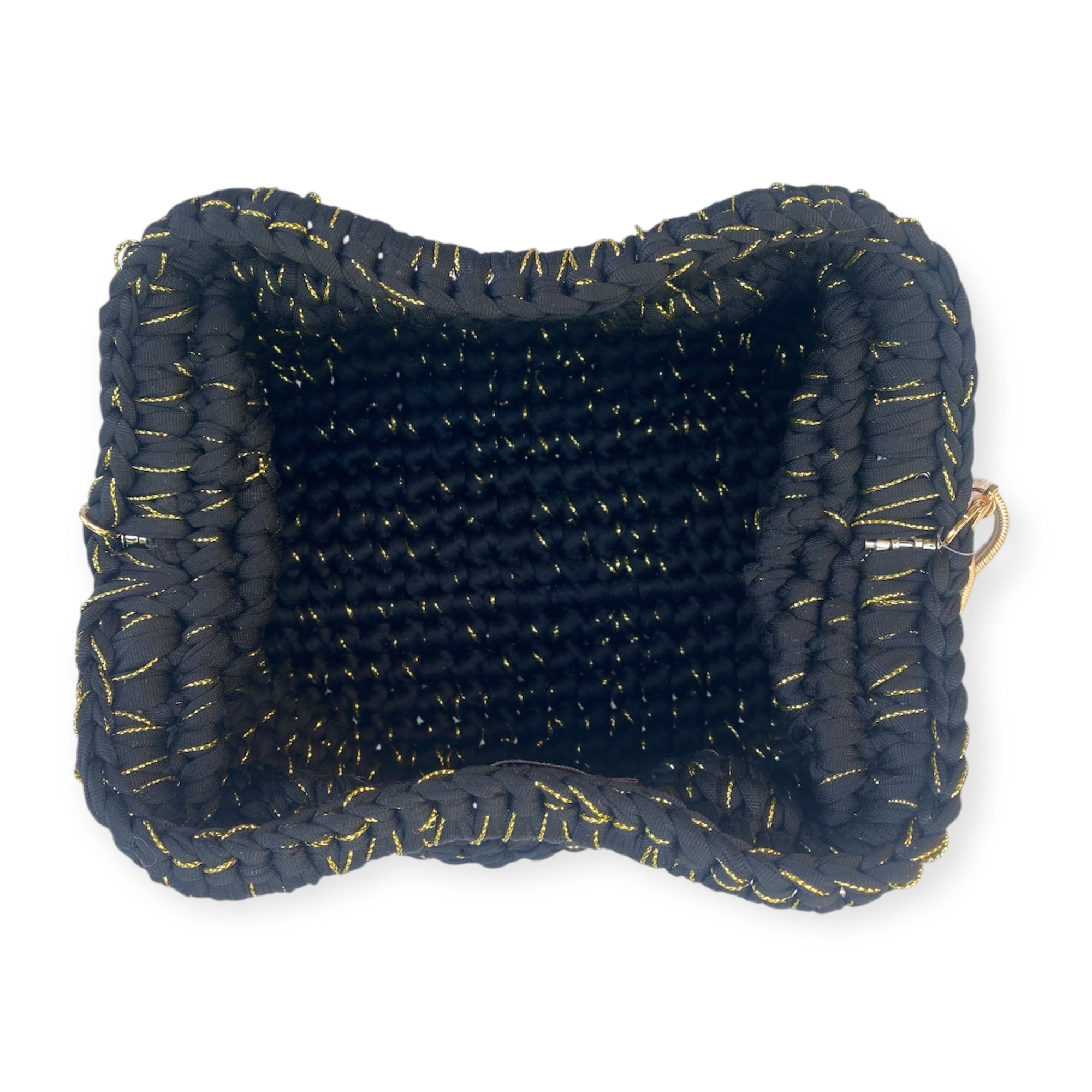 Clutch in fettuccia all'uncinetto nera con filo lurex oro