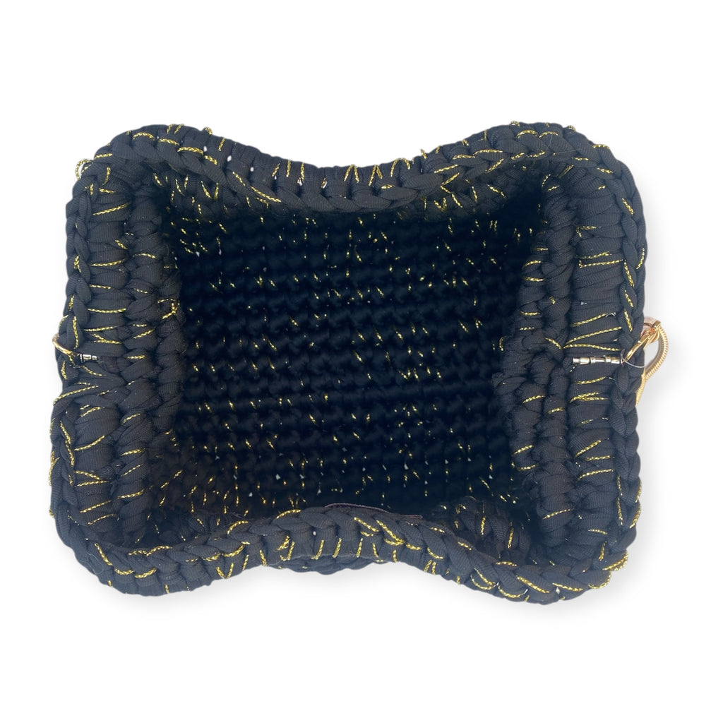 Clutch in fettuccia all'uncinetto nera con filo lurex oro
