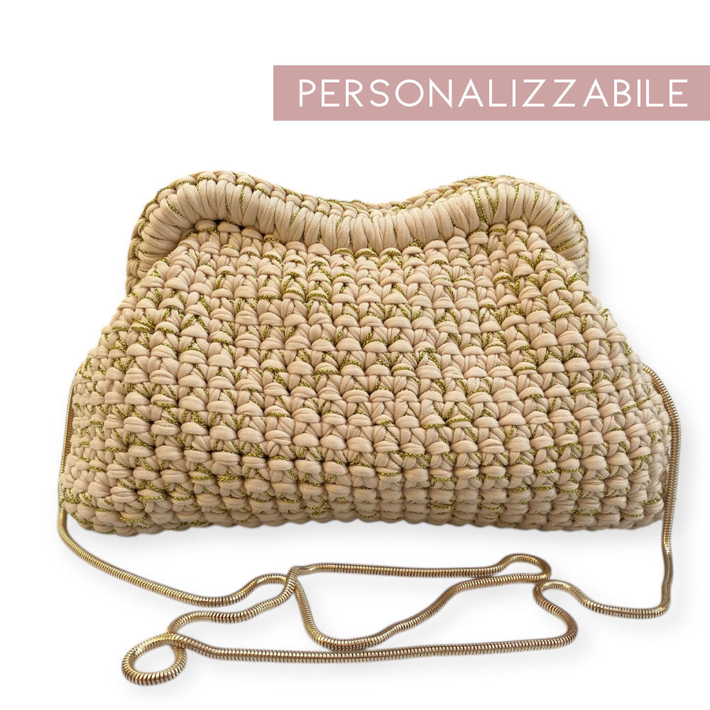 Clutch in fettuccia all'uncinetto panna con filo lurex oro