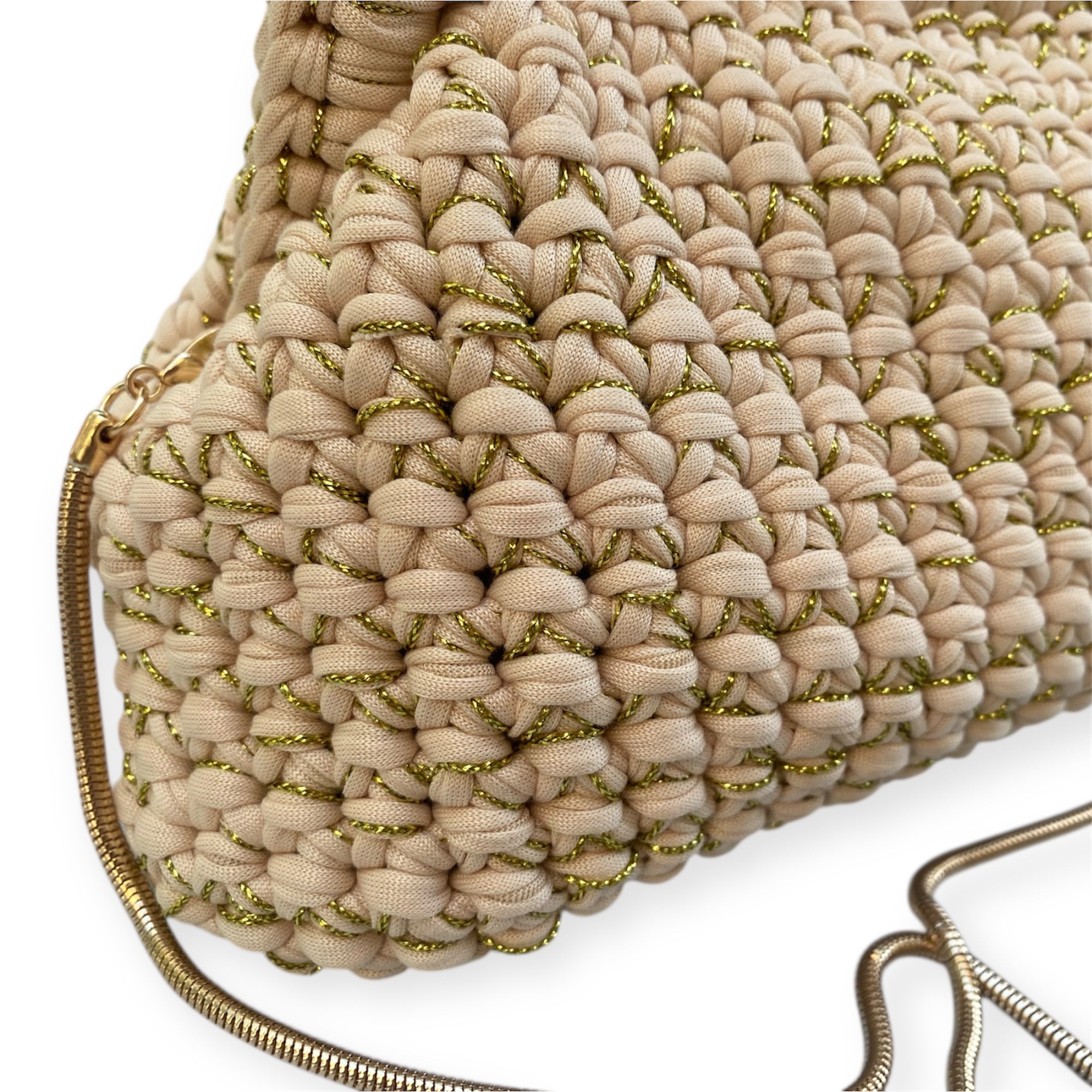Clutch in fettuccia all'uncinetto panna con filo lurex oro