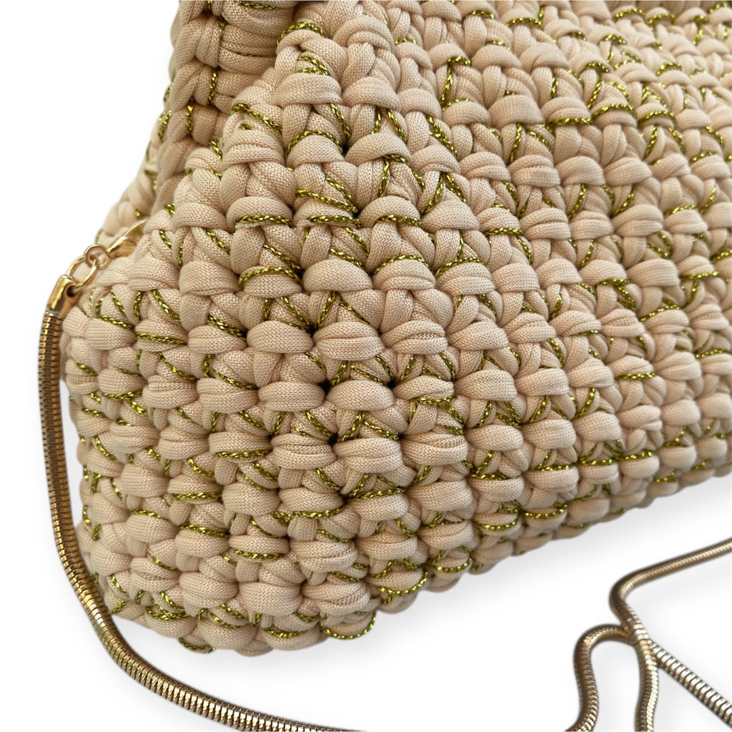 Clutch in fettuccia all'uncinetto panna con filo lurex oro