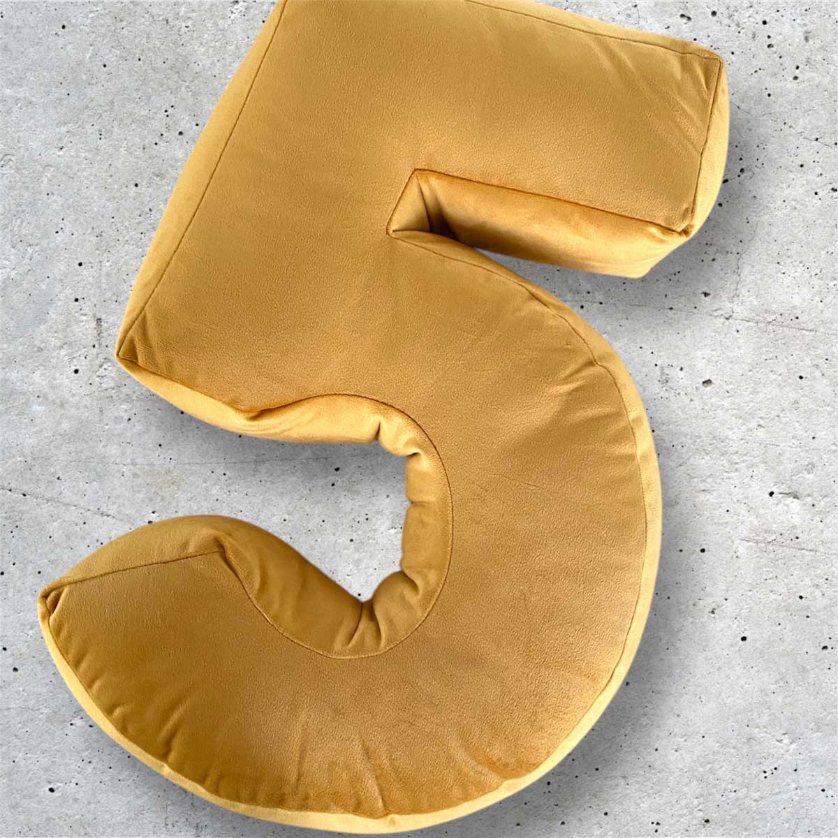 Cuscino a forma di numero in velluto
