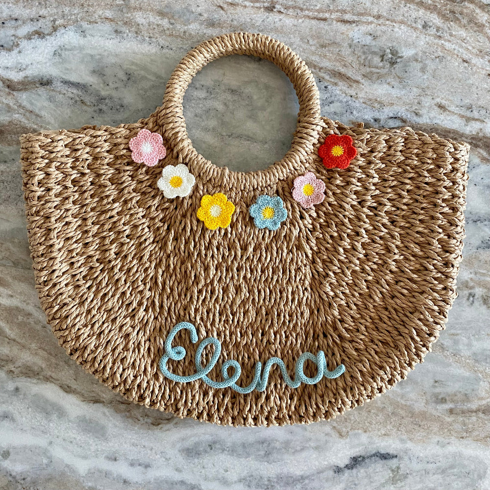 Borsa personalizzata in paglia con nome e fiori all'uncinetto