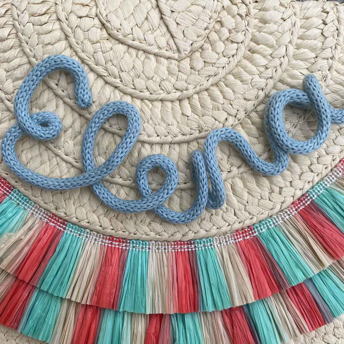 Borsa pochette in paglia con frange colorate e nome personalizzato