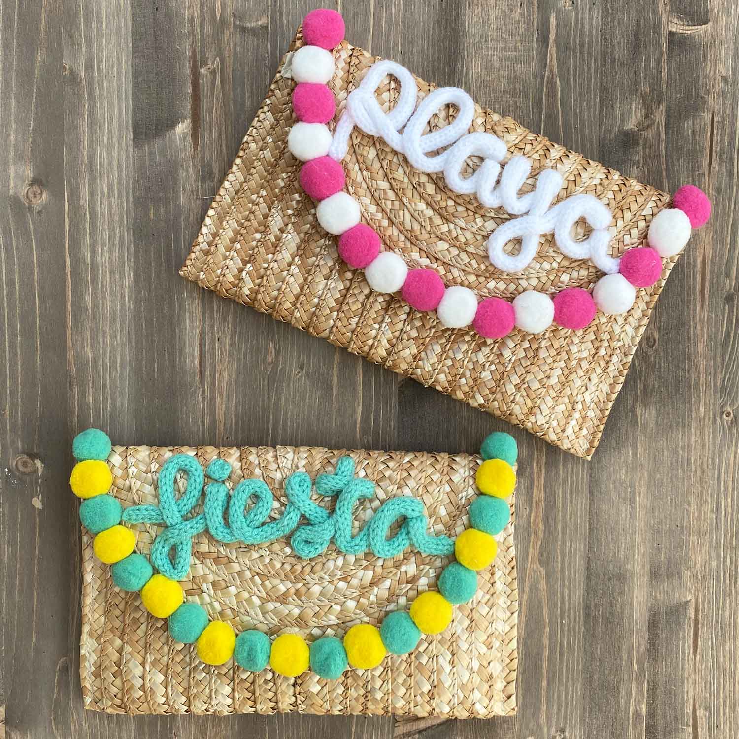 Pochette in paglia Ibiza con scritta personalizzata e pon pom bianchi/rosa