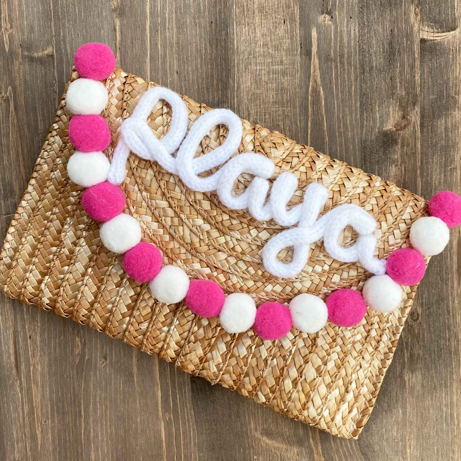 Pochette in paglia Ibiza con scritta personalizzata e pon pom bianchi/rosa
