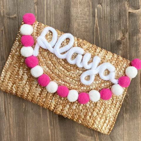 Pochette in paglia Ibiza con scritta personalizzata e pon pom bianchi/rosa