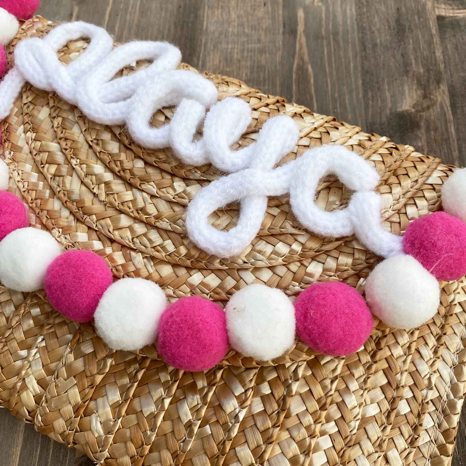 Pochette in paglia Ibiza con scritta personalizzata e pon pom bianchi/rosa