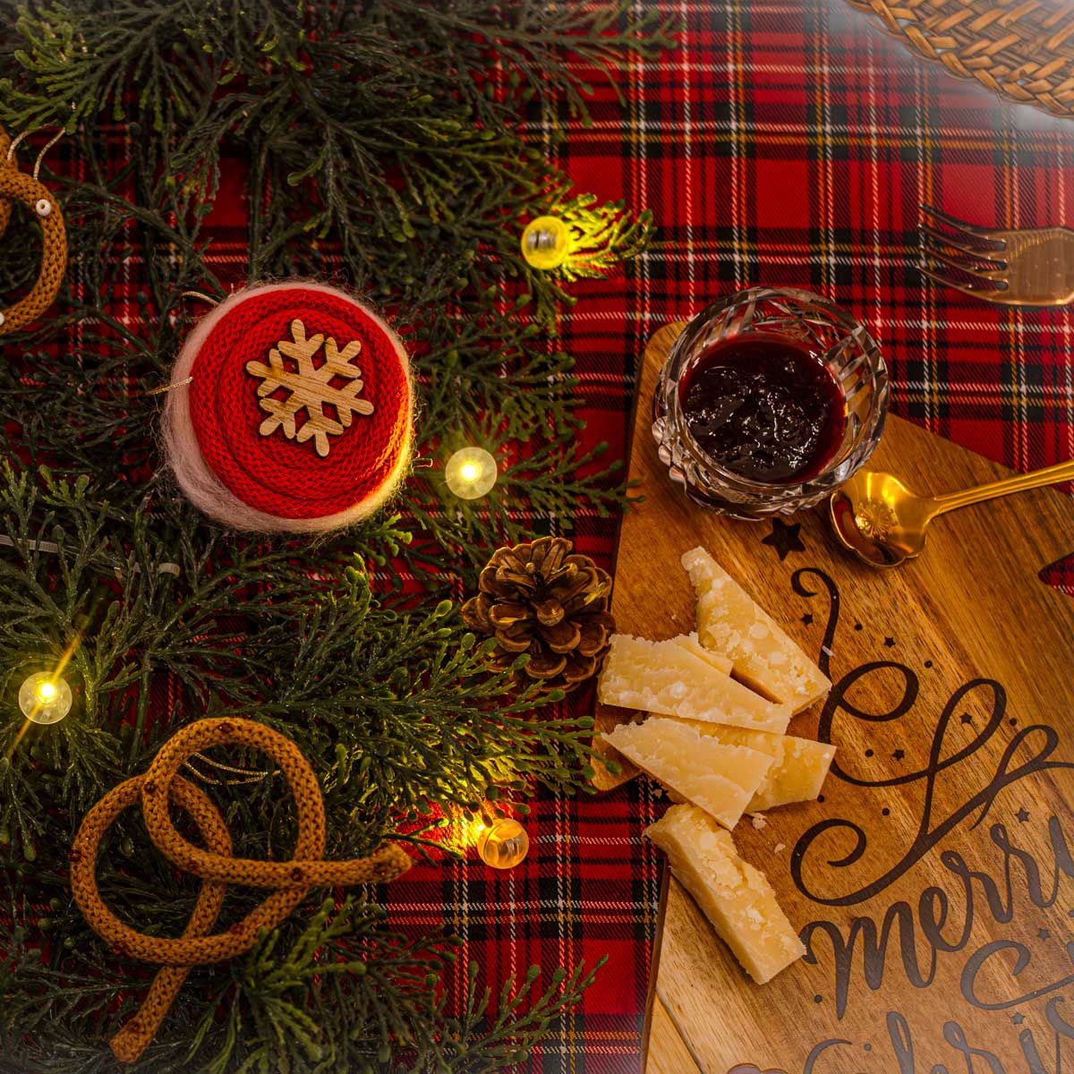Tagliere a forma di Albero di Natale con incisione Merry Christmas