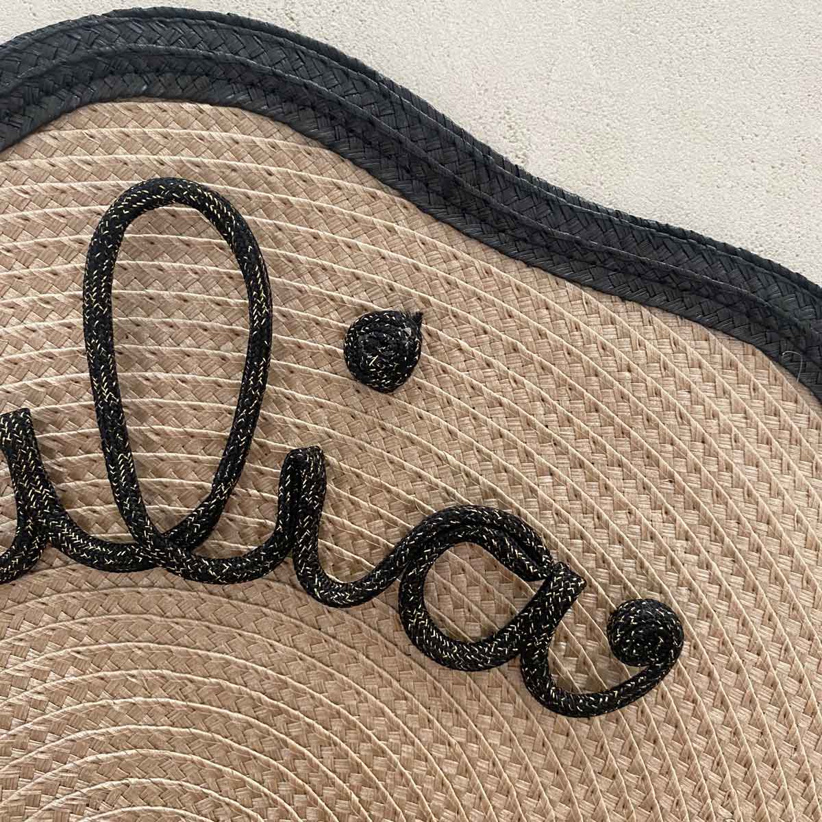 Tovaglietta personalizzata con nome forma ondulata bicolore