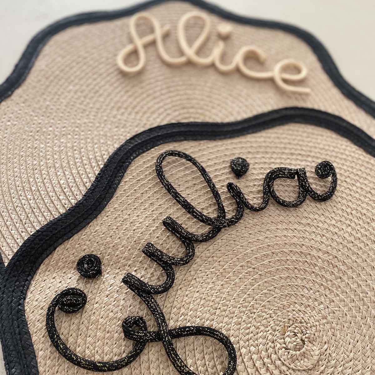 Tovaglietta personalizzata con nome forma ondulata bicolore