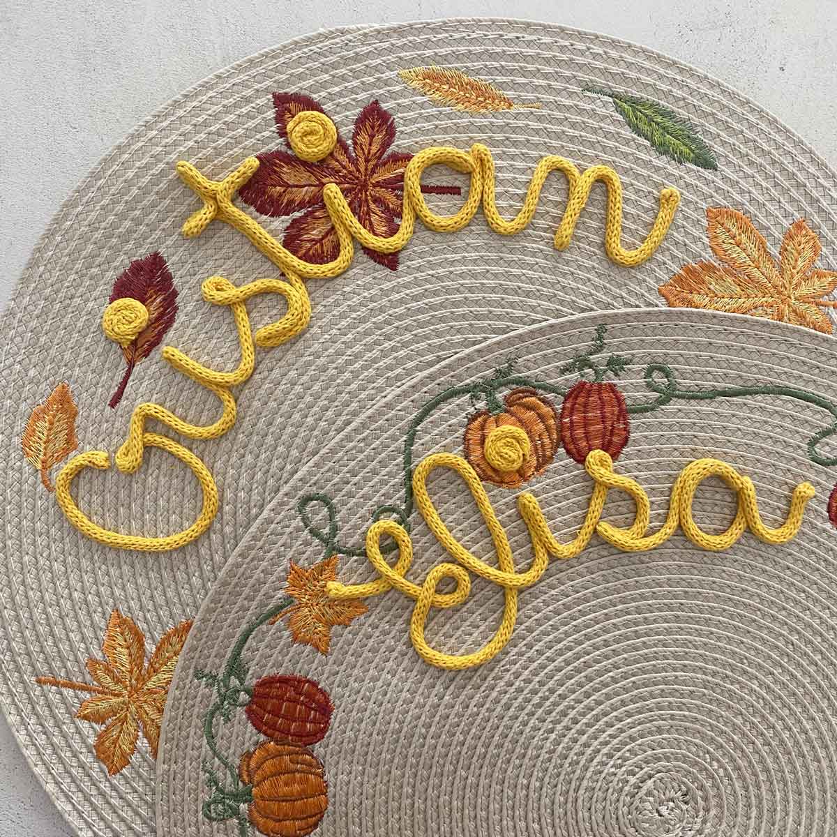 Tovaglietta personalizzata con nome e ricami di foglie autunnali o zucche