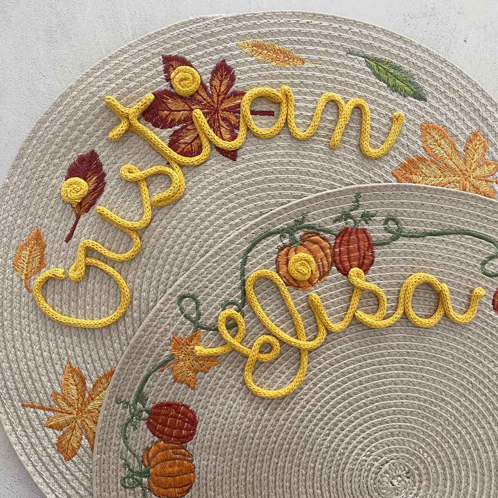 Tovaglietta personalizzata con nome e ricami di foglie autunnali o zucche