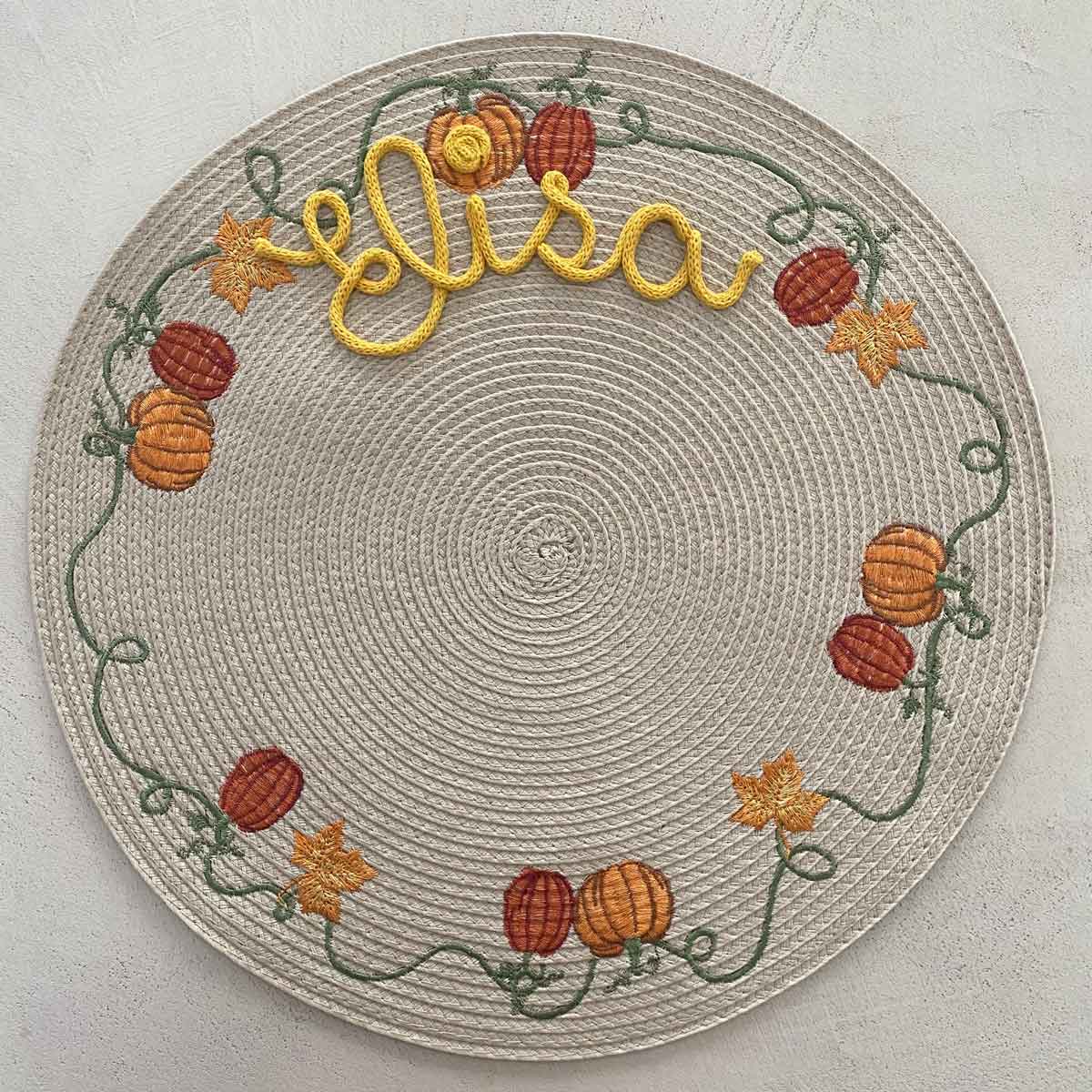 Tovaglietta personalizzata con nome e ricami di foglie autunnali o zucche