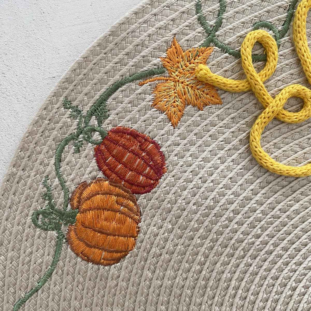 Tovaglietta personalizzata con nome e ricami di foglie autunnali o zucche