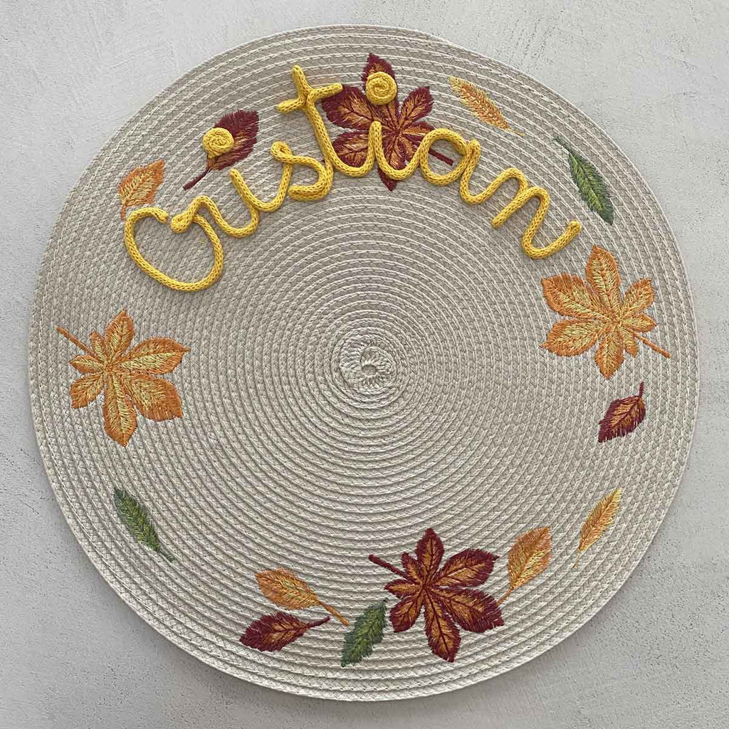 Tovaglietta personalizzata con nome e ricami di foglie autunnali o zucche