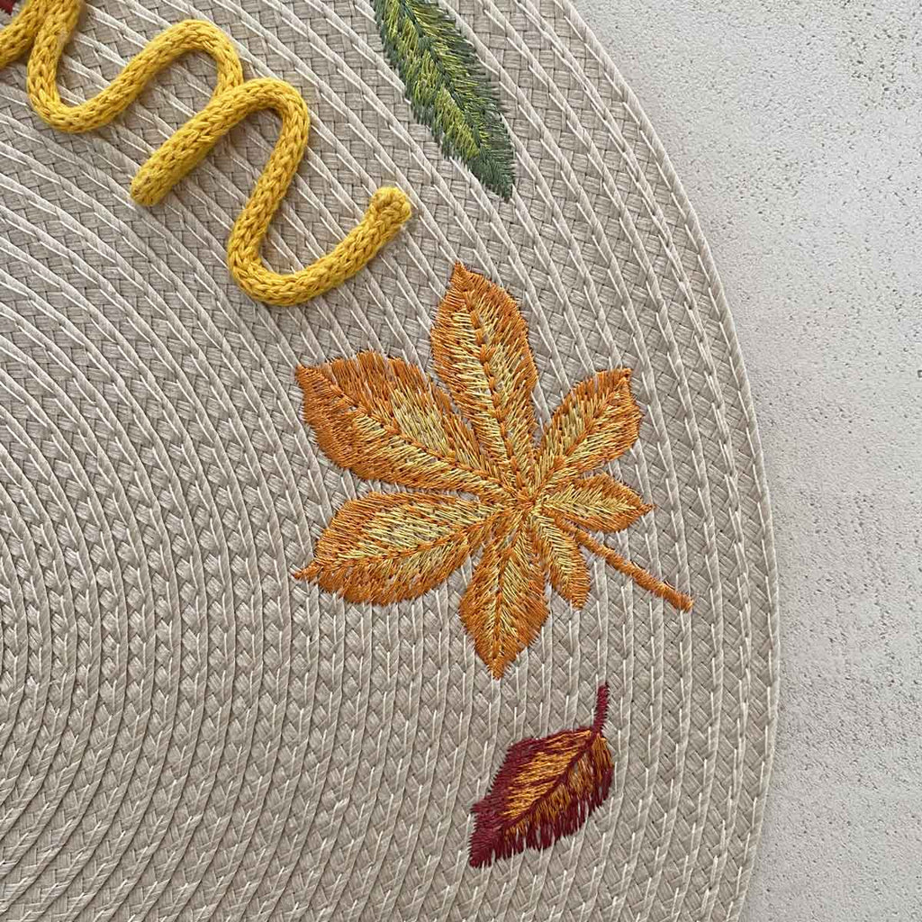 Tovaglietta personalizzata con nome e ricami di foglie autunnali o zucche