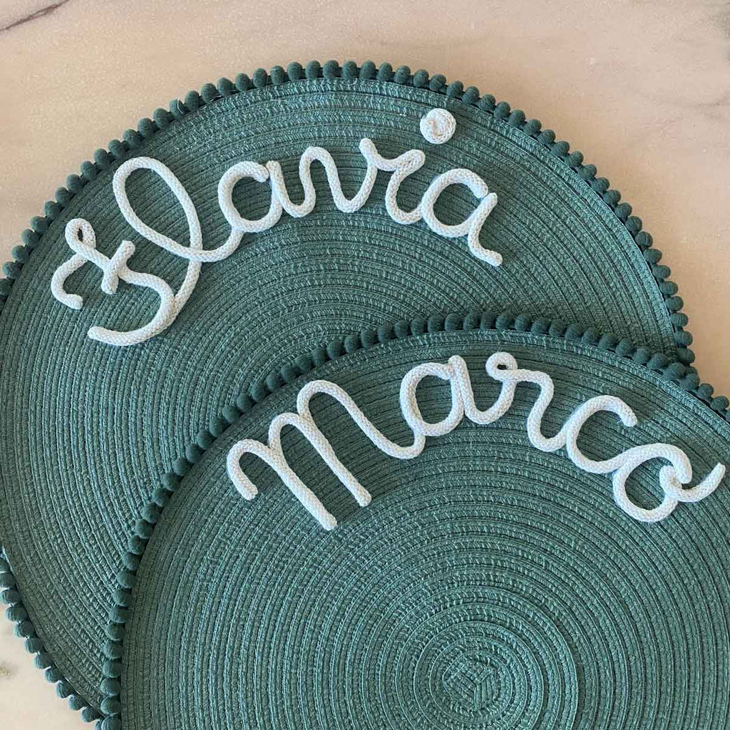 Tovaglietta personalizzata con nome verde e pon pom