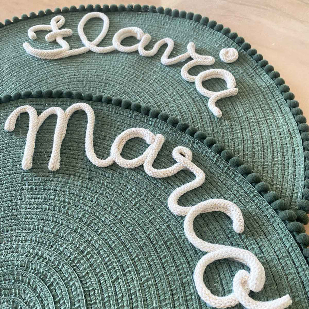 Tovaglietta personalizzata con nome verde e pon pom